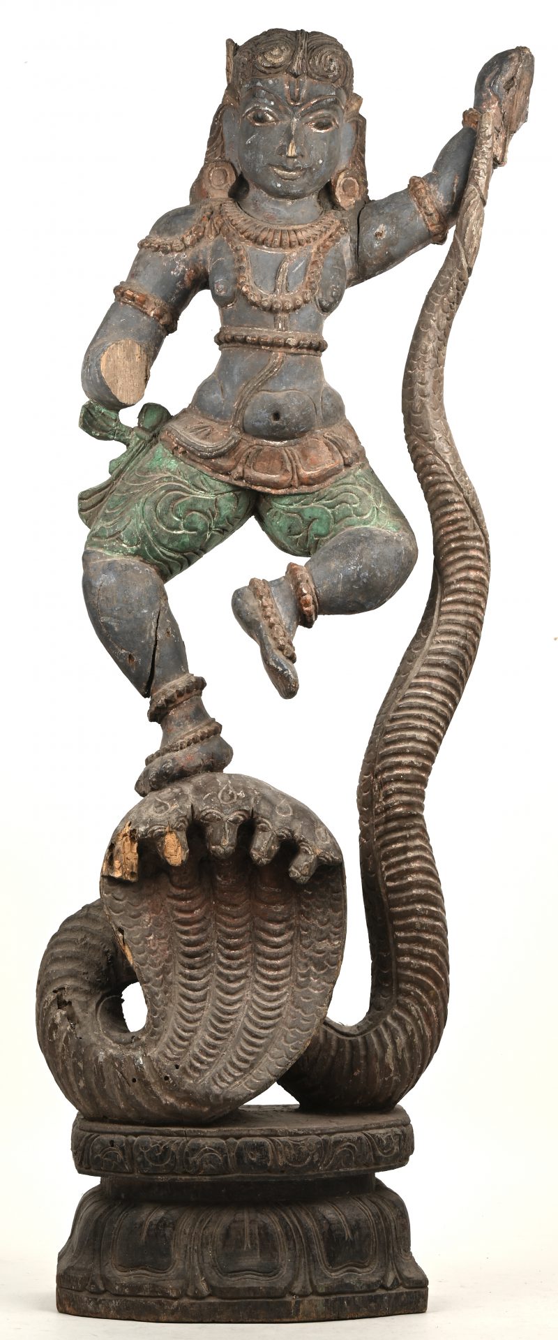 Krishna dansend op de slangenkoning Kaliya. Polychroom houten beeld. Indië omstreeks 1900. Kleine letsels.