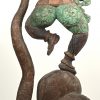 Krishna dansend op de slangenkoning Kaliya. Polychroom houten beeld. Indië omstreeks 1900. Kleine letsels.