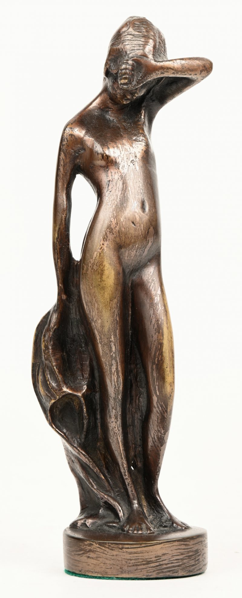 Een bruin gepatineerd bronzen beeldje van een jonge baadster.