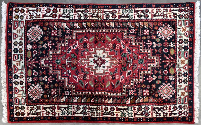 Een handgeknoopt Indisch wollen tapijtje.