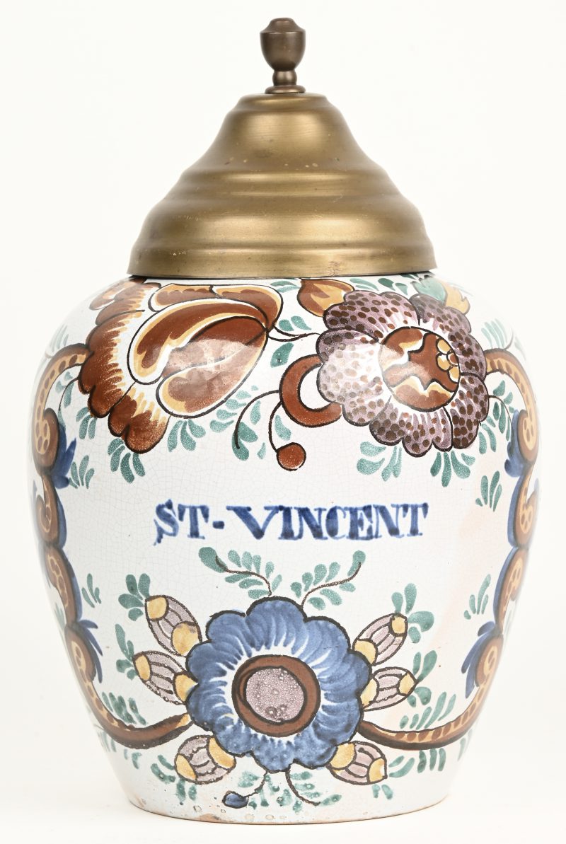 Een meerkleurig aardewerken tabakspot van St-Vincent met messingen deksel. Onderaan gemerkt van De Klaauw. Begin XIXe eeuw.