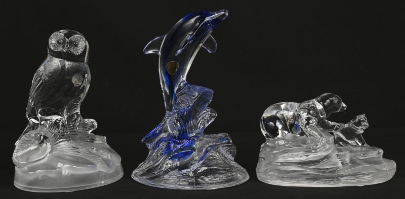 Drie gegoten kristallen beeldjes, waarbij één van een ijsbeer met jong, een uiltje en een dolfijn. De laatste gemerkt van Cristal d’Arques.