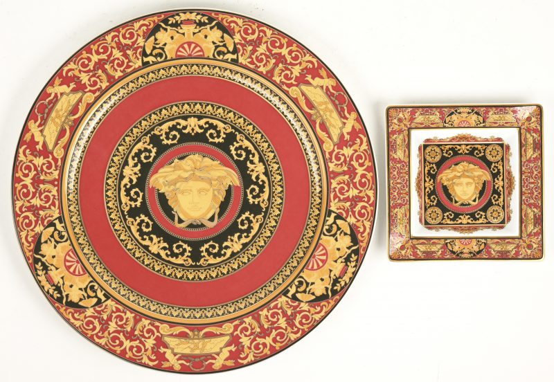 Een sierschotel en een asbak van porselein met een meerkleurig en verguld opgehoogd decor ‘Medusa’, ontwerp van Versace. Gemerkt.