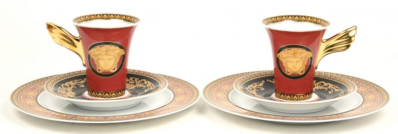 Een paar bordjes en een paar kopjes met schoteltjes van porselein met een meerkleurig en verguld opgehoogd decor ‘Medusa’, ontwerp van Versace. Gemerkt.