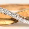 Een 18 K wit en geelgouden ring bezet met briljanten met een gezamenlijk gewicht van +- 0,17 ct.