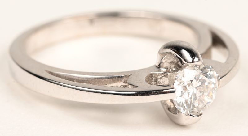 Een 18 K witgouden ring bezet met één briljant van +- 0,57 ct.