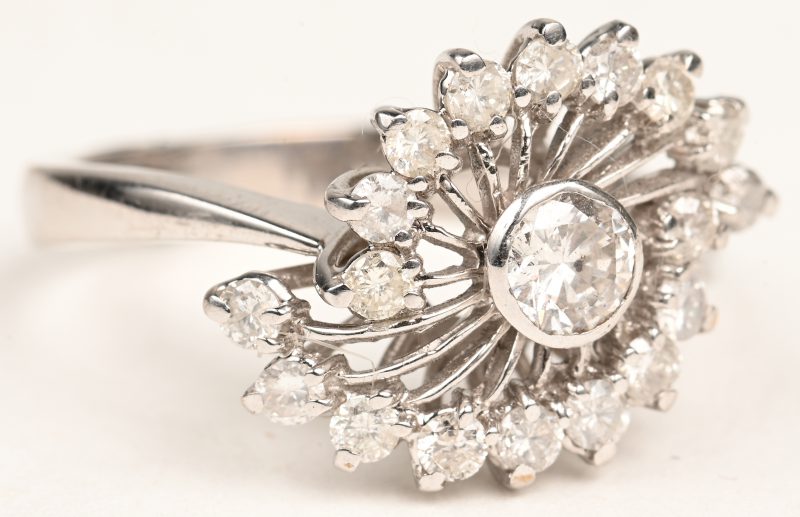 Een 18 K witgouden ring bezet met briljanten met een gezamenlijk gewicht van +- 0,50 ct.