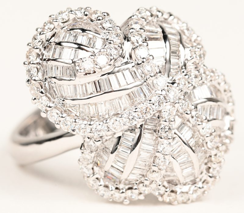 Een 18 K witgouden ring bezet met briljanten en diamant baguettes met een gezamenlijk gewicht van +- 1,75 ct.