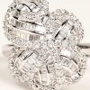 Een 18 K witgouden ring bezet met briljanten en diamant baguettes met een gezamenlijk gewicht van +- 1,75 ct.