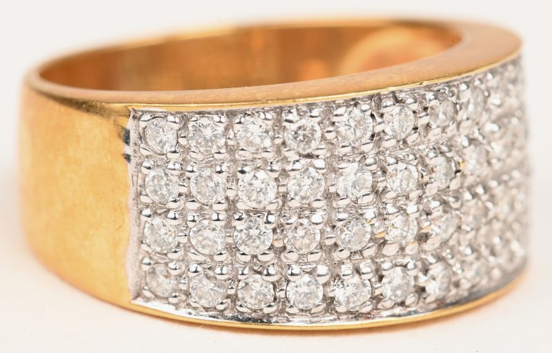 Een 18 K wit en geelgouden ring bezet met briljanten met een gezamenlijk gewicht van +- 0,75 ct.