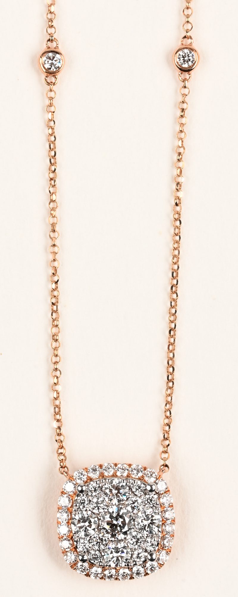 Een 18 K roze gouden ketting met 18 K wit en roze gouden hanger bezet met  briljanten met een gezamenlijk gewicht van +- 0,80 ct.