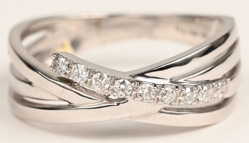 Een 18 K witgouden ring bezet met briljanten met een gezamenlijk gewicht van +- 0,20 ct.