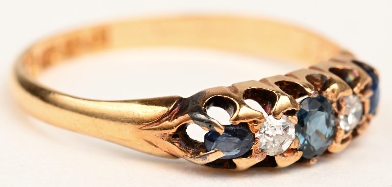Een 18 K wit en geelgouden ring bezet met briljanten met een gezamenlijk gewicht van +- 0,20 ct.