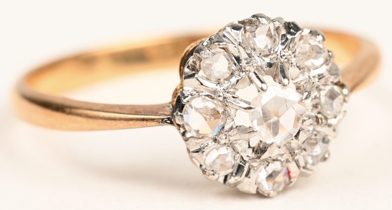 Een 18 K wit en geelgouden ring bezet met diamanten oude slijp met een gezamenlijk gewicht van +- 0,45 ct.