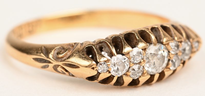Een 18 K geelgouden ring bezet met briljanten met een gezamenlijk gewicht van +- 0,20 ct.