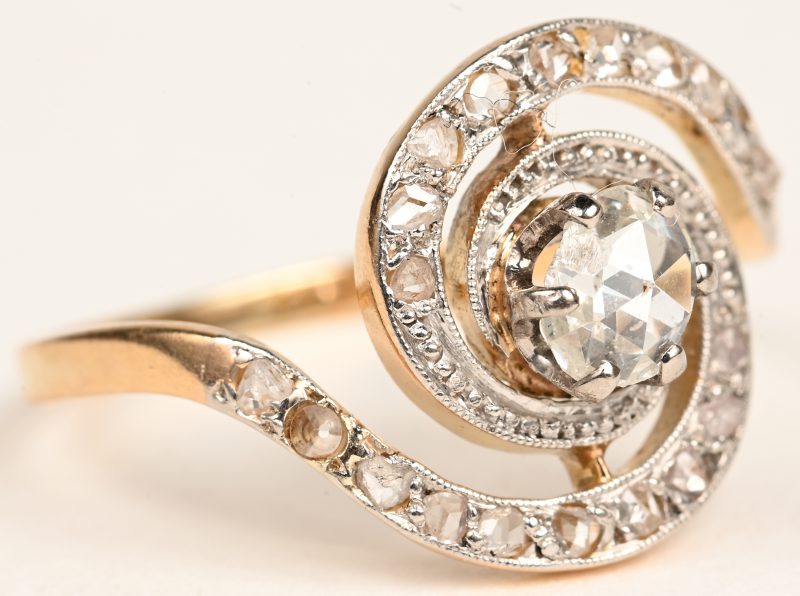 Een 18 K wit en geelgouden ring bezet met diamanten oude slijp met een gezamenlijk gewicht van +- 0,40 ct.