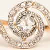 Een 18 K wit en geelgouden ring bezet met diamanten oude slijp met een gezamenlijk gewicht van +- 0,40 ct.