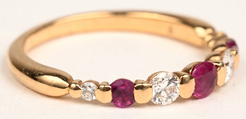 Een 18 K geelgouden ring bezet met briljanten en robijnen met een gezamenlijk gewicht van +- 0,45 ct.
