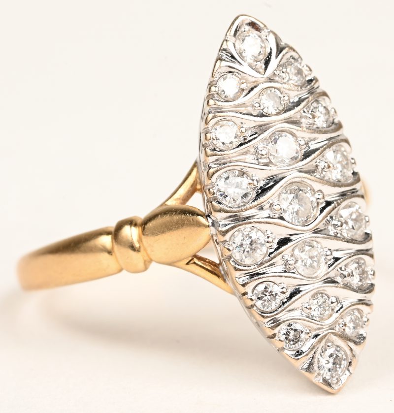 Een 18 K wit en geelgouden ring bezet met briljanten met een gezamenlijk gewicht van +- 0,40 ct.