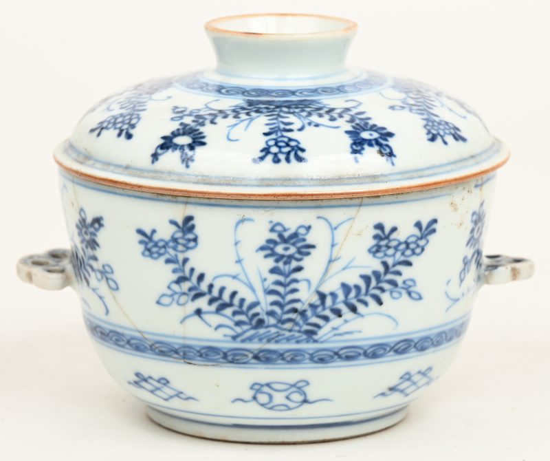 Een bowl met deksel van blauw en wit Chinees porselein. Met herstelling