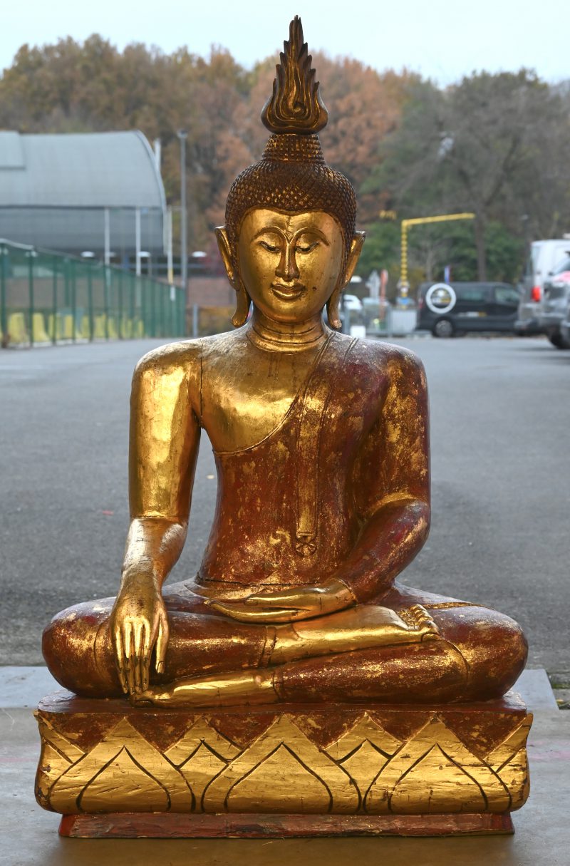 Een grote zittende Boeddha van verguld hout.