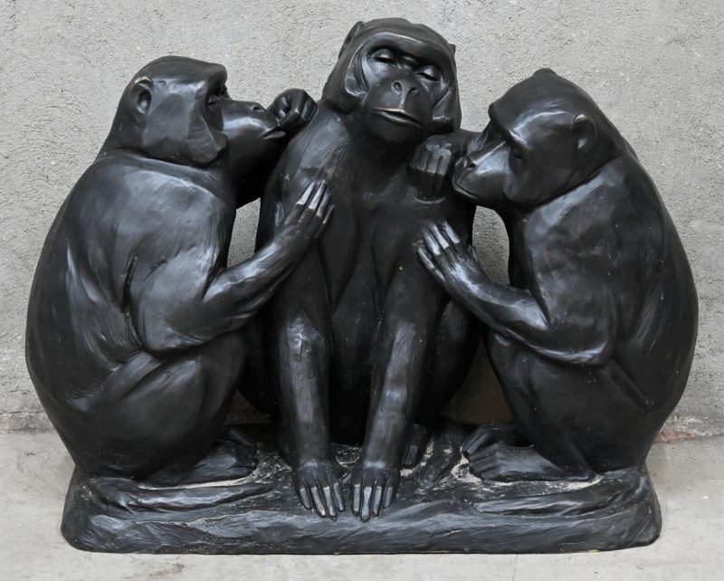 Een bronzen groep van drie apen. Mogelijk Nederlands, tweede helft twintigste eeuw.