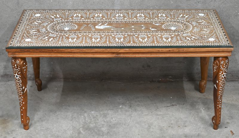 Een Indische salontafel met inlegwerk.