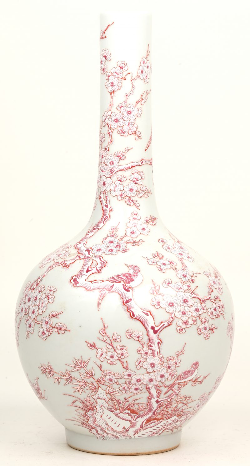 Een langhalsvaasje van Chinees porselein met een monochroom roze decor van vogels en bloeiende struiken. Met een Qianlong merk onderaan.