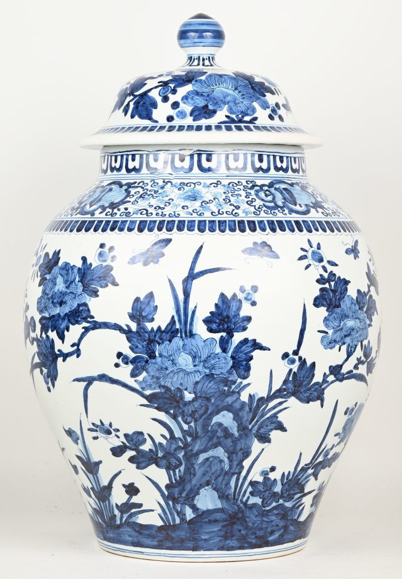 Een grote dekselvaas van blauw en wit porselein met een decor naar Chinees voorbeeld; onderaan gemerkt.