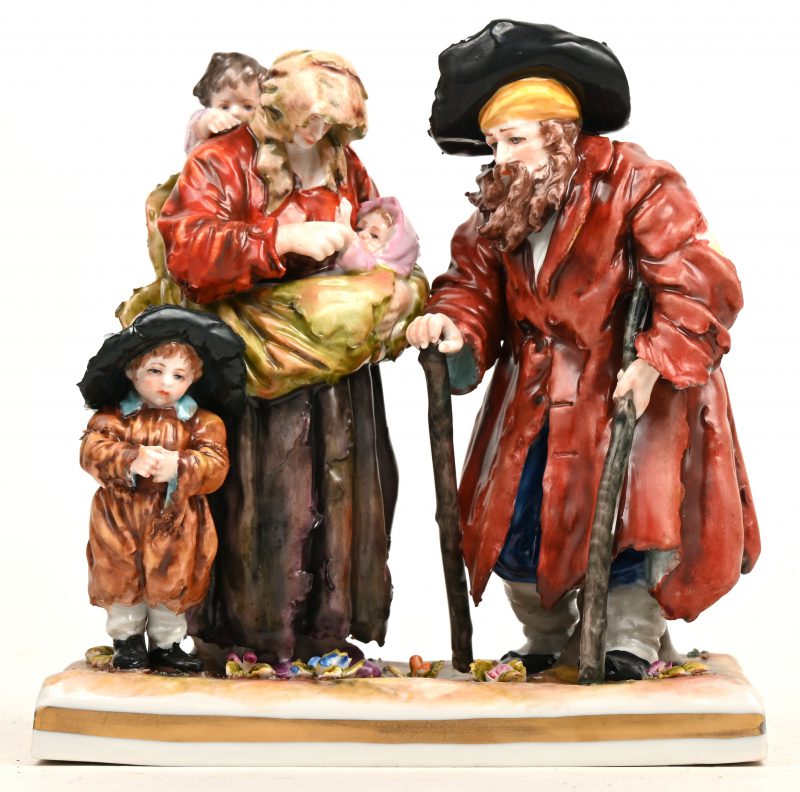 “Bedelaarsfamilie”. Groepje van veelkleurig porselein. Onderaan gemerkt met de gekroonde N, XIXde eeuw.