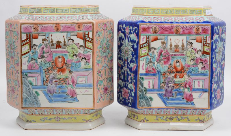Een zeshoekig paar theedozen van Chinees porselein, versierd met meerkleurig famille-rosedecors. Onderaan gemerkt. Zonder deksels.