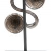 Een verzilverd metalen siervoorwerp, als contragewicht voor zware halssierraden in de nek te hangen. Noord-Thailand. Met ijzeren sokkeltje.