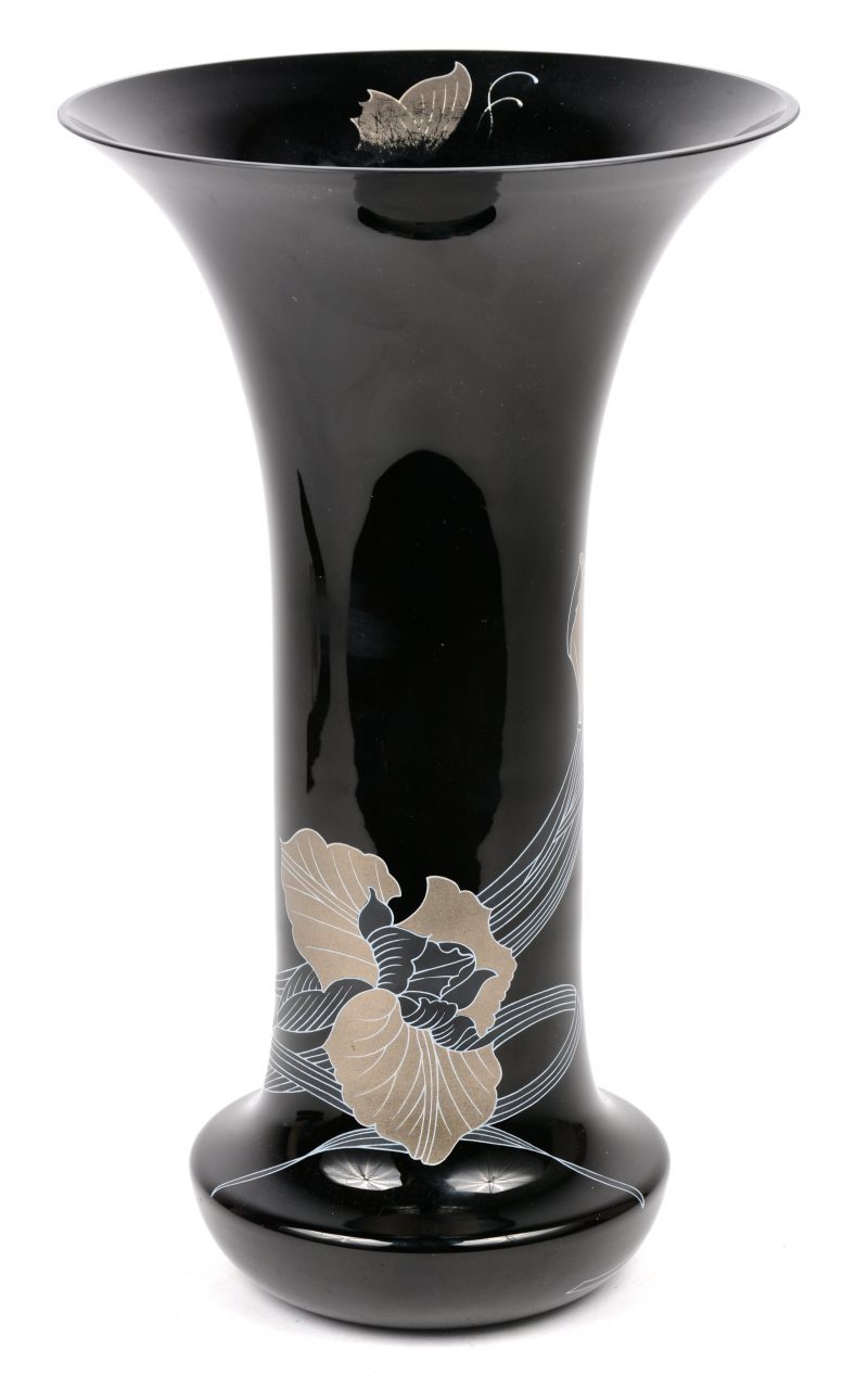 Een zwart glazen vaas met gestileerd decor van bladeren en een vlinder. Gemerkt.