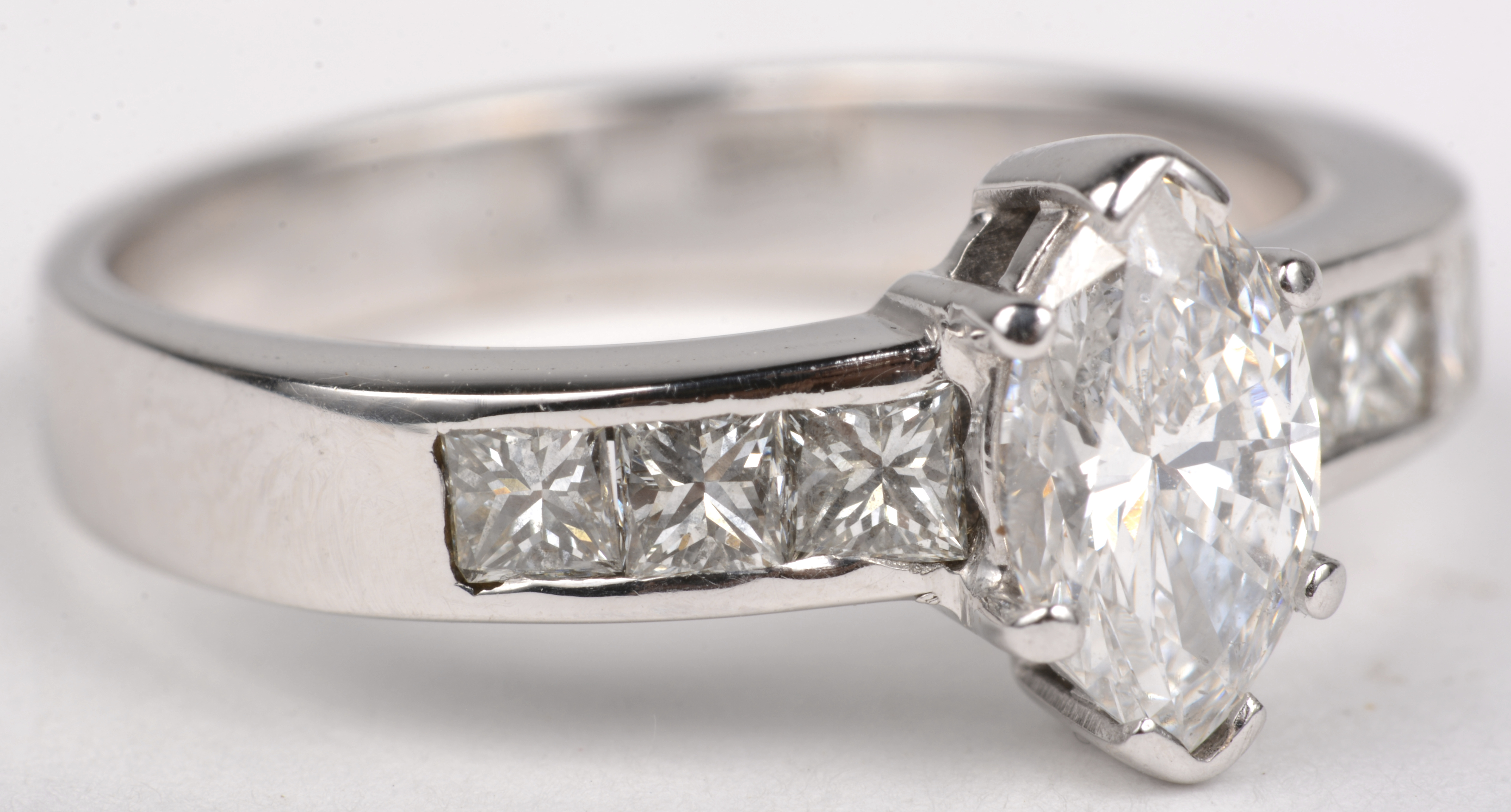 Kan niet Auckland tunnel Een 18 K witgouden ring bezet met een centrale diamant markies van +- 0,50  ct. en diamant in princess geslepen met een gezamenlijk gewicht van +- 0,30  ct. – Jordaens N.V. Veilinghuis
