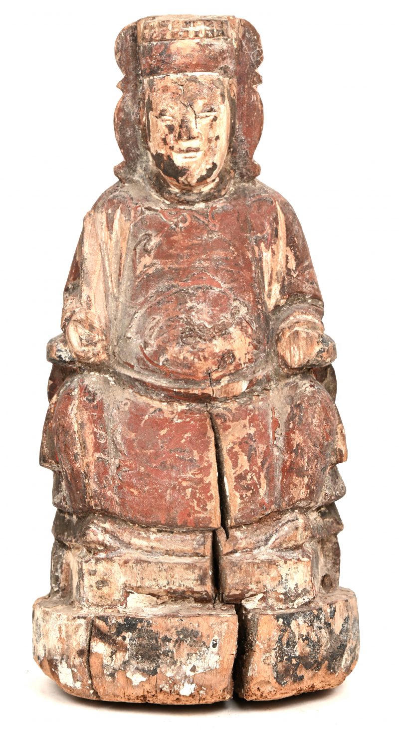 Een gebeeldhouwde houten zittende keizer. Chinees werk. Sporen van polychromie, manco’s. Met toelatingszegel achteraan.