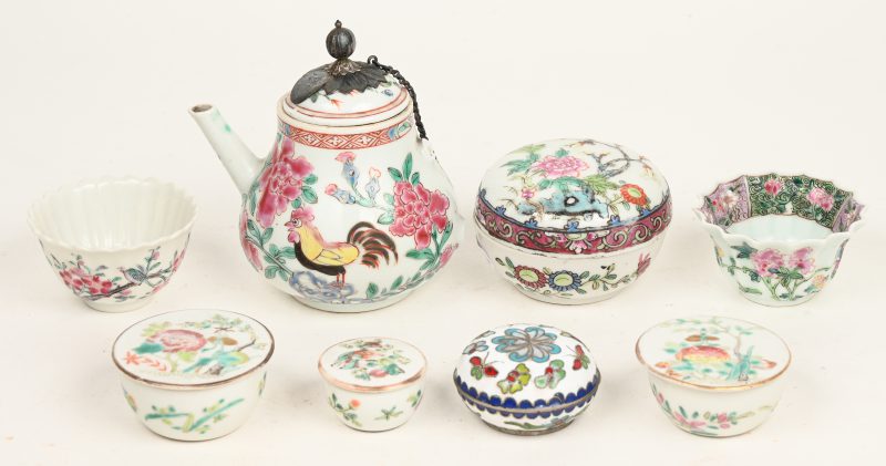 Een lot meerkleurig Chinees porselein, bestaande uit vier zalfpotjes, een theepotje (handvat afgebroken) en twee kopjes. bijgevoegd een geëmailleerd doosje.
