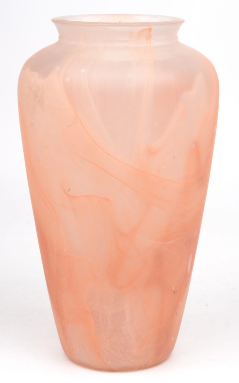 Een vaas van gesatineerd oranje glas.