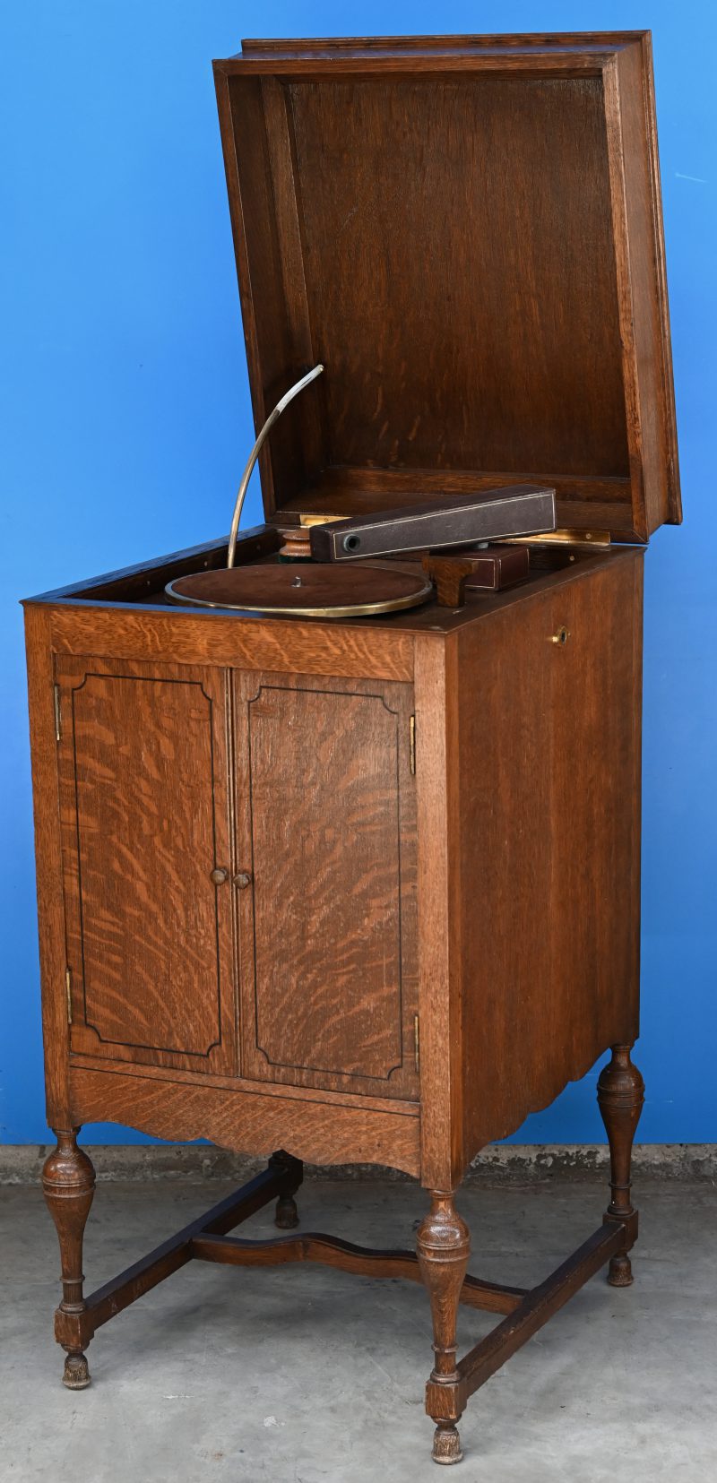 Een oude grammofoonspeler met oude platen. Zwengel en naald ontbreken.