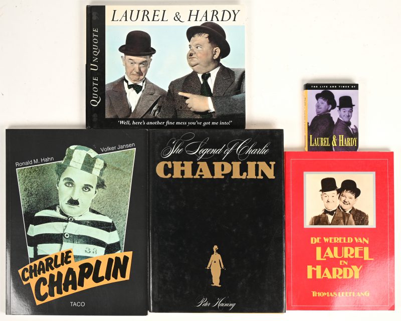 Een lot boeken, waarbij vier mbt Laurel & Hardy en één mbt Charlie Chaplin.