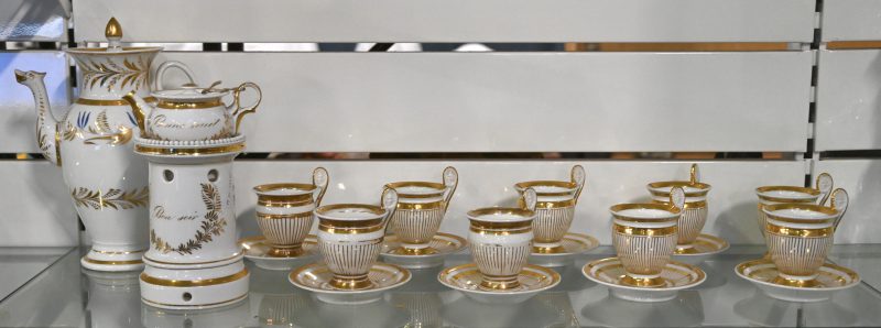 Een Louis Philippe servies van deels verguld Brussels porselein, bestaande uit een koffiekan, een theepotje met komfoor en negen kopjes met acht ondertasjes (ééntje beschadigd). XIXe eeuw.