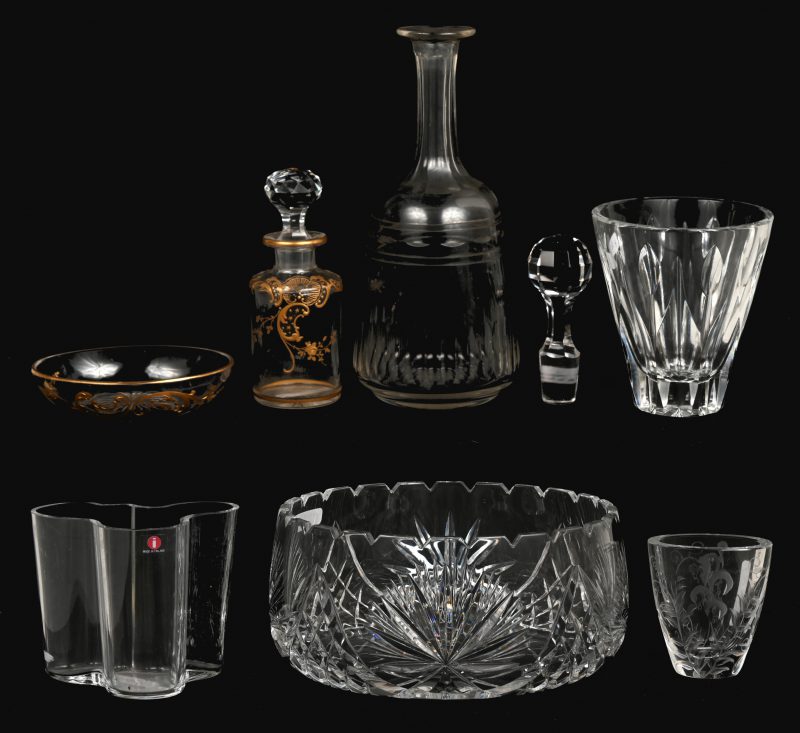 Een lot kristal en glaswerk, bestaande uit een karafje (zonder stop), een coupe, twee verschillende vaasjes, een stop een bakje en een schaaltje en een flesje met vergulde versieringen.