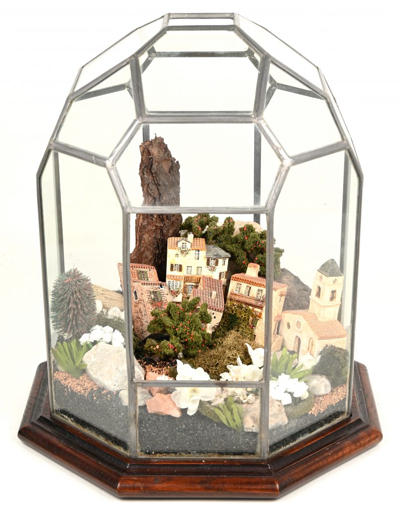 Een diorama in veelhoekig koepeltje van glas in lood.