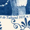 Een bord van Delfts plateel met een blauw-wit decor van “De man met de tulband” naar Rembrandt in het decor. Gemerkt. Minieme randschilfer.