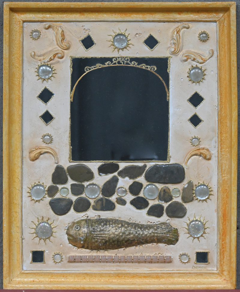 Een decoratief spiegeltje, versierd met steentjes, glas en een vis. Gesigneerd ‘Larouse’.
