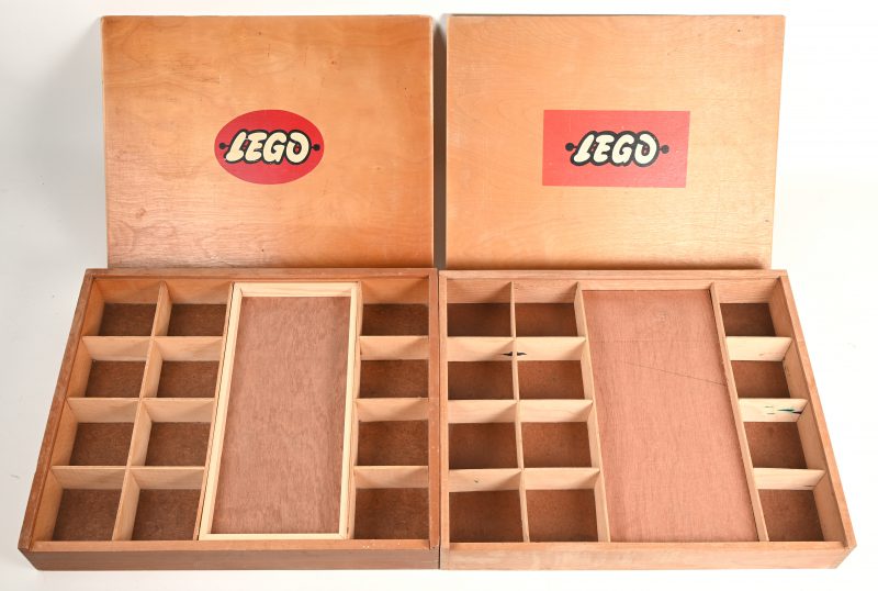 Twee lege oude houten Legodozen.