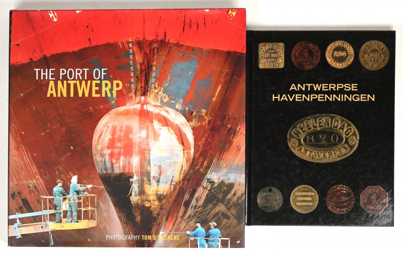 Twee documentatieboeken:- “Antwerpse Havenpenningen”. Ed. Pandora, 2011.- “The port of Antwerp”. Een fotoboek. Ed. Van Halewyck, 2007