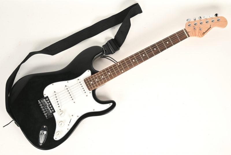 Een elektrische gitaar met esdoornen nek en kop. Met gitaartas.