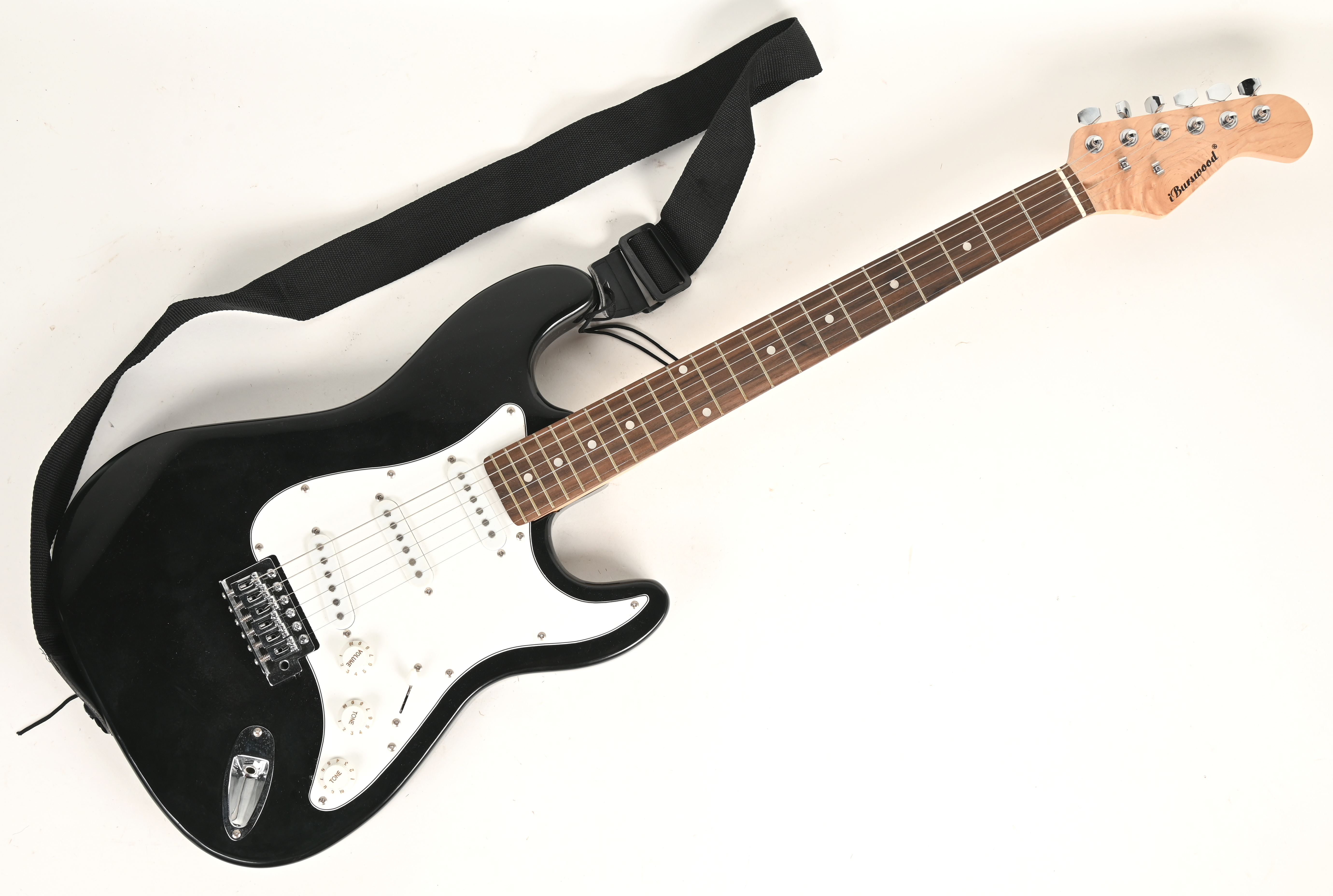 Mount Bank Onbeleefd Punt Een elektrische gitaar met esdoornen nek en kop. Met gitaartas. – Jordaens  N.V. Veilinghuis