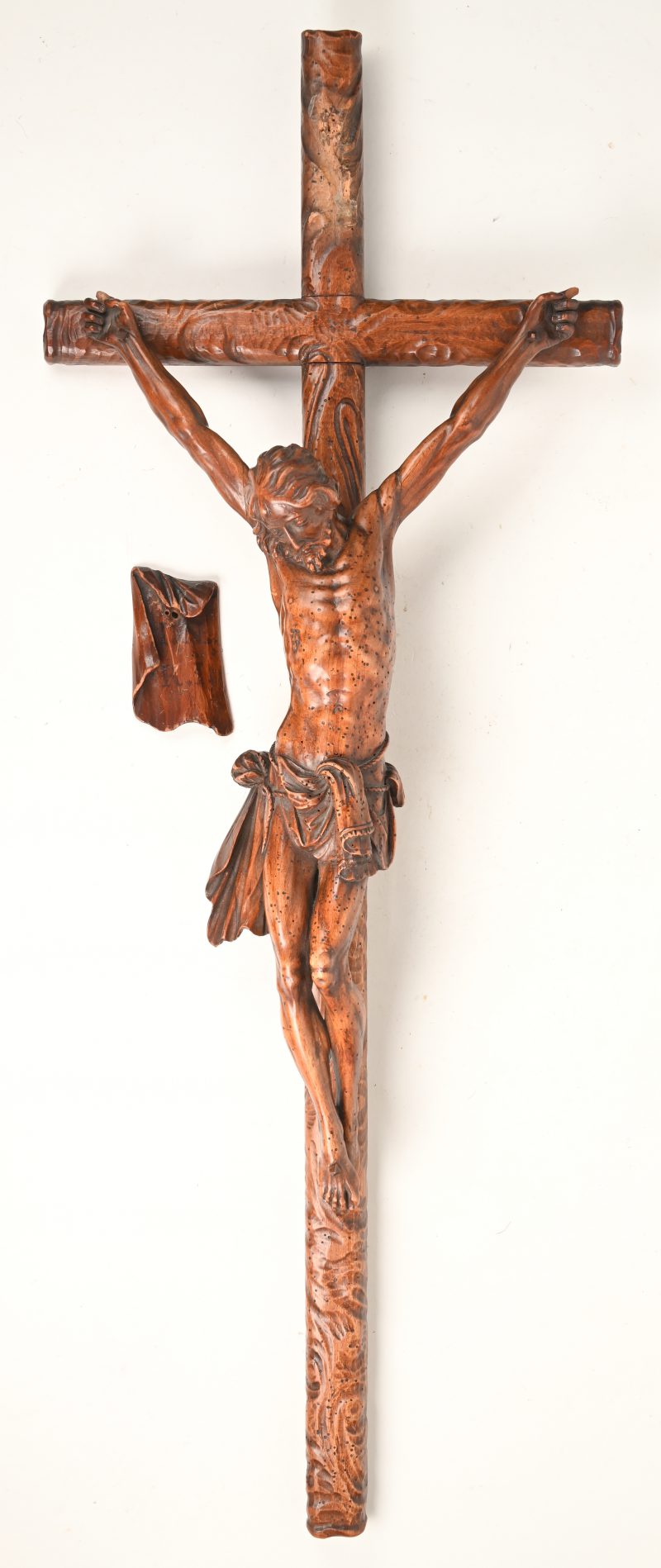 Een gebeeldhouwd houten Chritus op kruis.