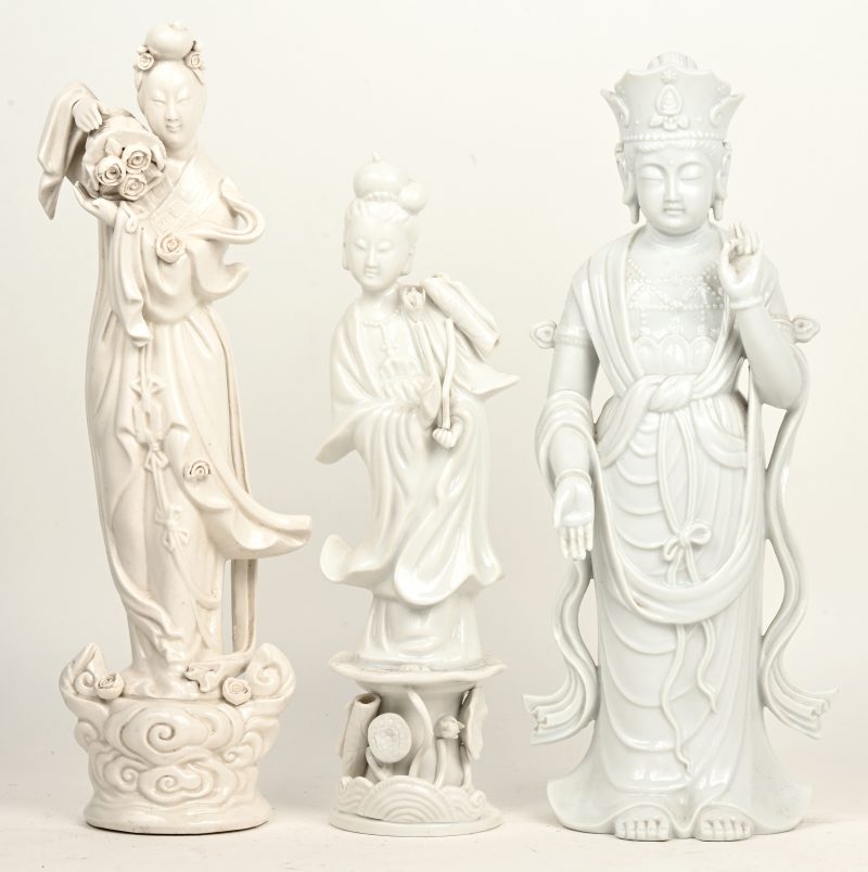 Drie beeldjes van monochroom wit porselein in de stijl van het blanc de Chine.